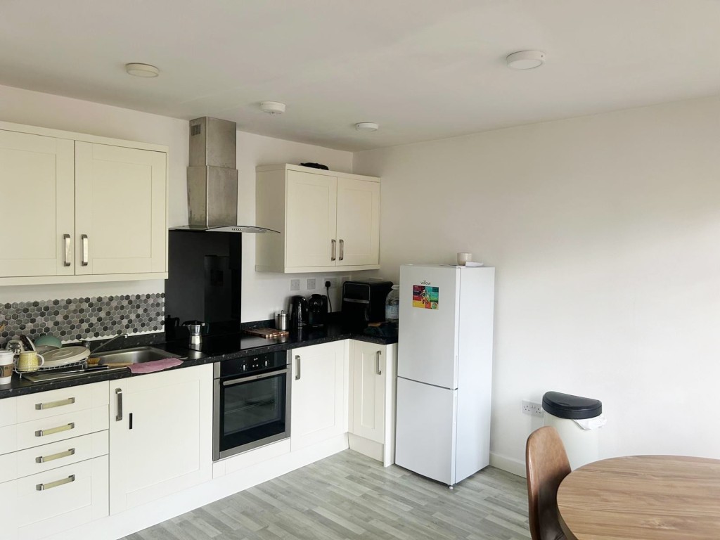 Lot: 6 - TOWN CENTRE LEASEHOLD FLAT - Kitchen